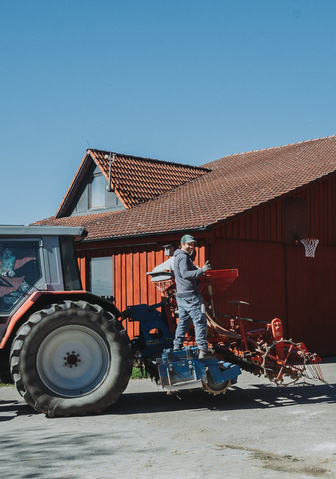 Richard Gasse vom Lorenzhof auf seinem Traktor