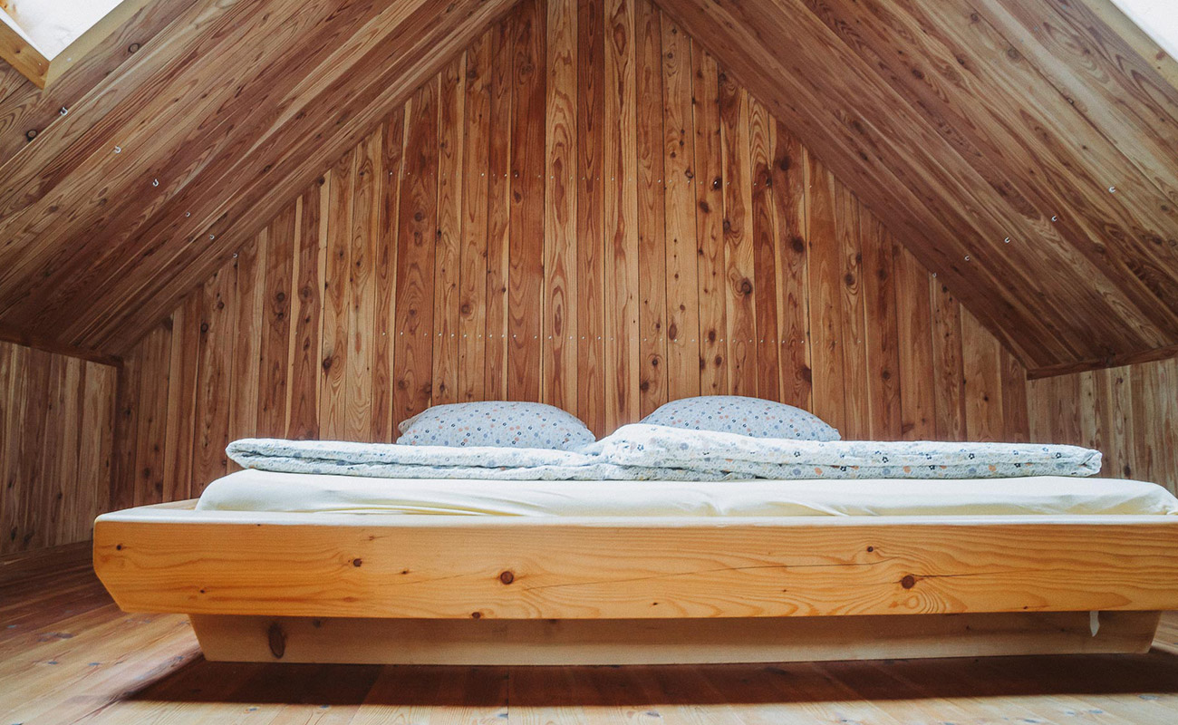 Das große Bett im Pavillon